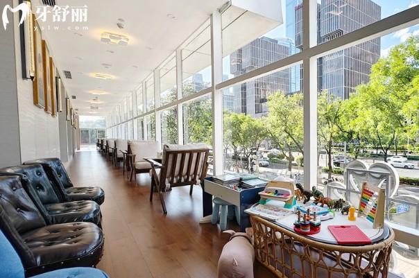 北京和風(fēng)口腔門診部等候區(qū)