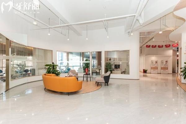 寶藏收藏!大理金萊雅口腔價(jià)格表出爐!種植牙矯正鑲牙修復(fù)等治療項(xiàng)目齊全還不貴