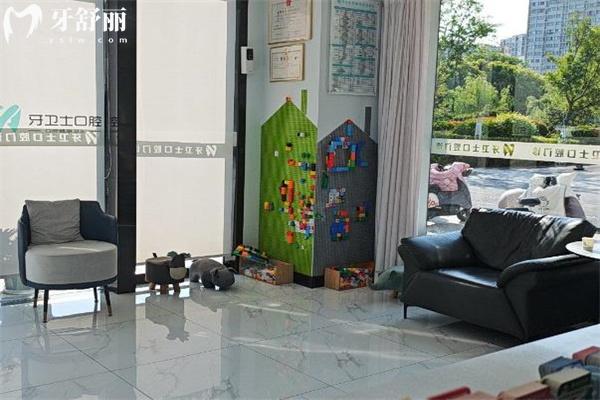 鹽城牙衛(wèi)士口腔價格表2026必看!種牙980+矯正6000+根管治療480+費用透明還不貴